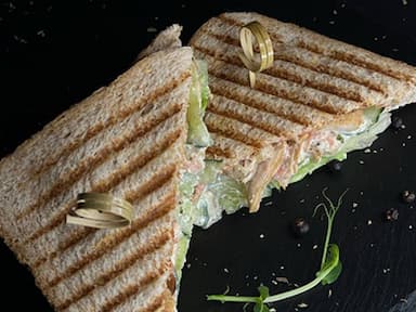 Сэндвич с куриным филе и беконом